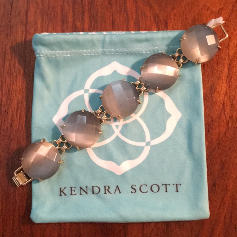 Cassie’s gold bracelet in Slate.